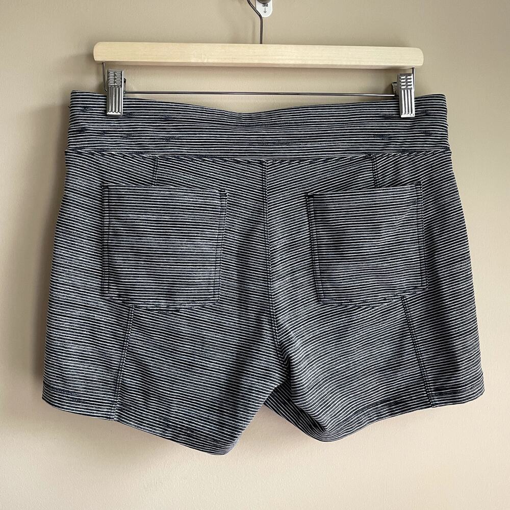 Athleta black white striped summer workout shorts women's size M zipper pockets - Picture 3 of 5